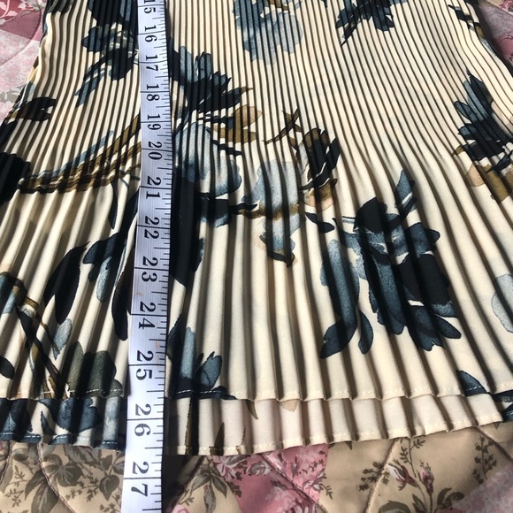 Like New DKNY Pleated Floral Tank Top - Picture 5 of 5